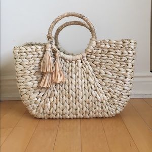 Summer straw bag with tassels